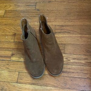 Kensie Garry brown suede ankle booties